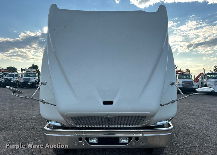 image for item EG1061 2006 International  9400i semi truck