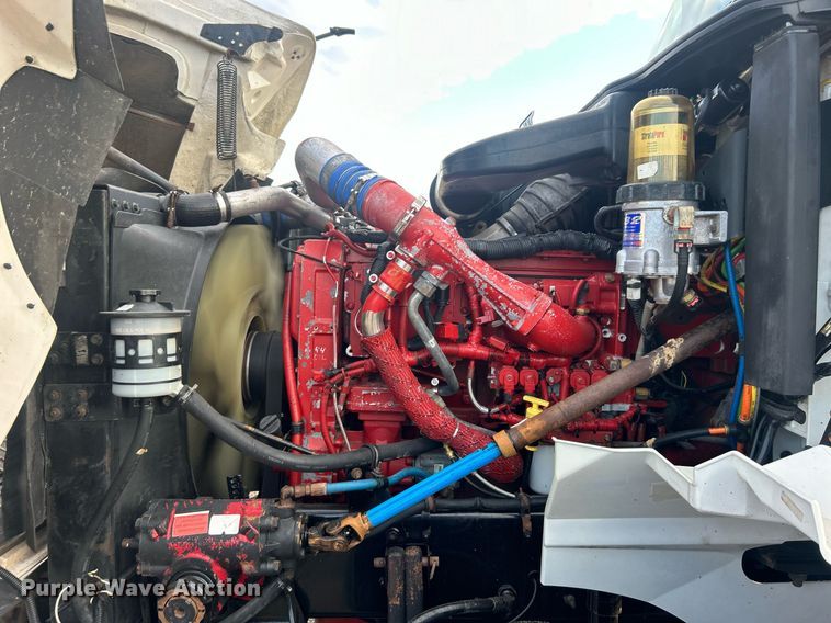 image for item EG1061 2006 International  9400i semi truck