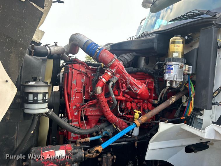 image for item EG1061 2006 International  9400i semi truck