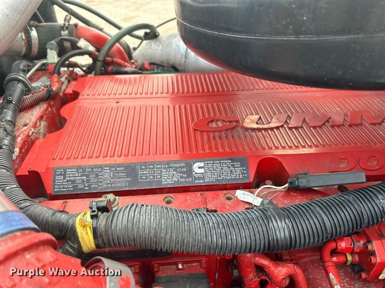 image for item EG1061 2006 International  9400i semi truck