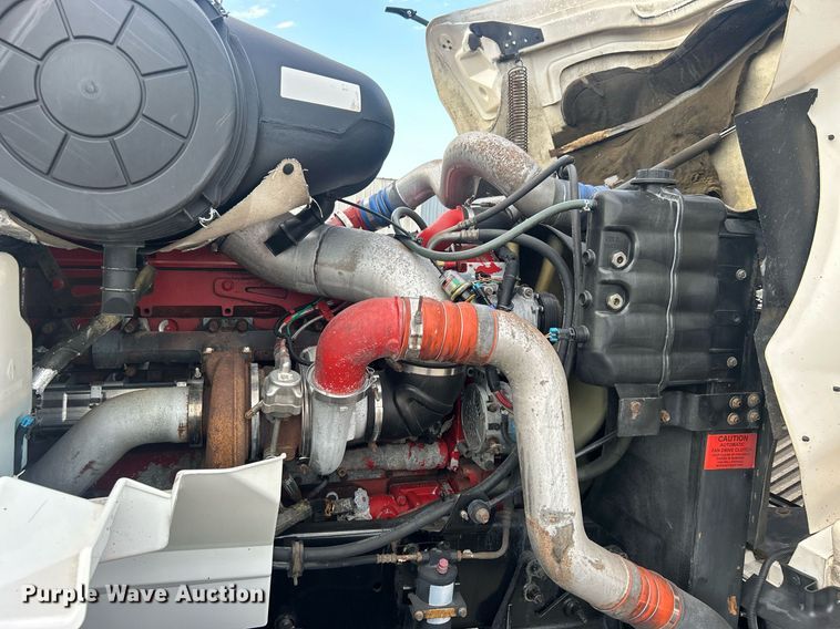 image for item EG1061 2006 International  9400i semi truck