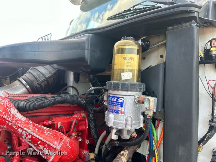 image for item EG1061 2006 International  9400i semi truck