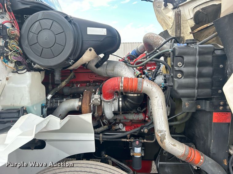 image for item EG1061 2006 International  9400i semi truck