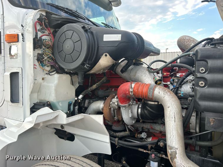 image for item EG1061 2006 International  9400i semi truck