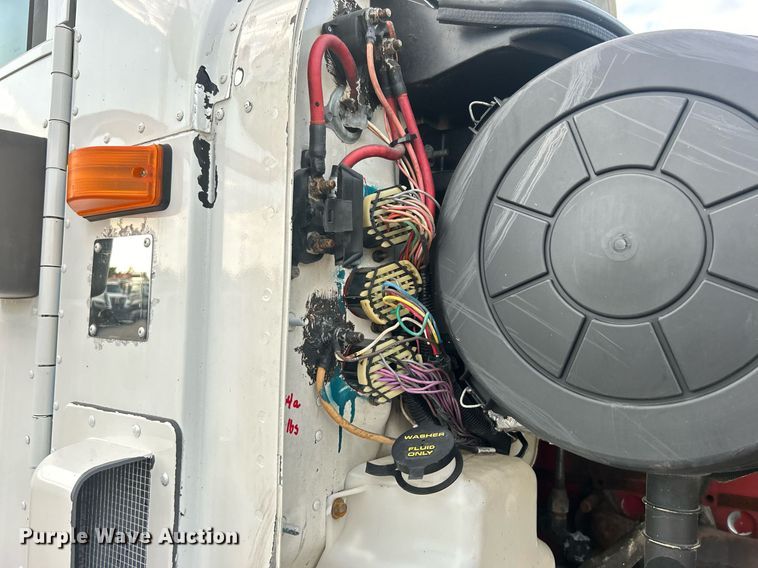 image for item EG1061 2006 International  9400i semi truck