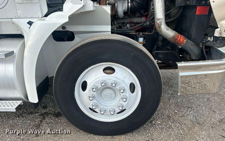 image for item EG1061 2006 International  9400i semi truck