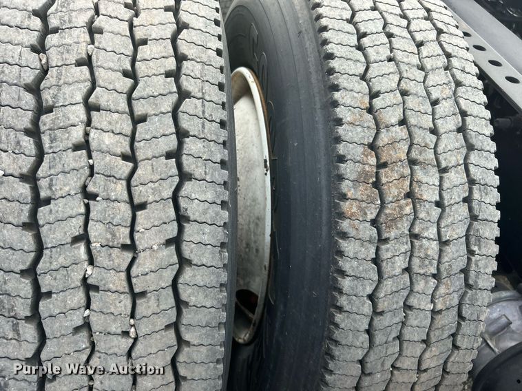 image for item EG1061 2006 International  9400i semi truck