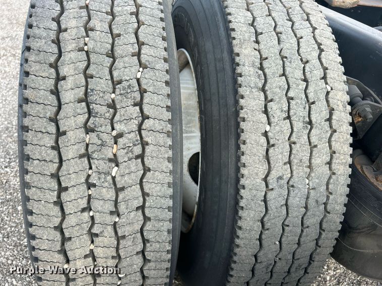 image for item EG1061 2006 International  9400i semi truck