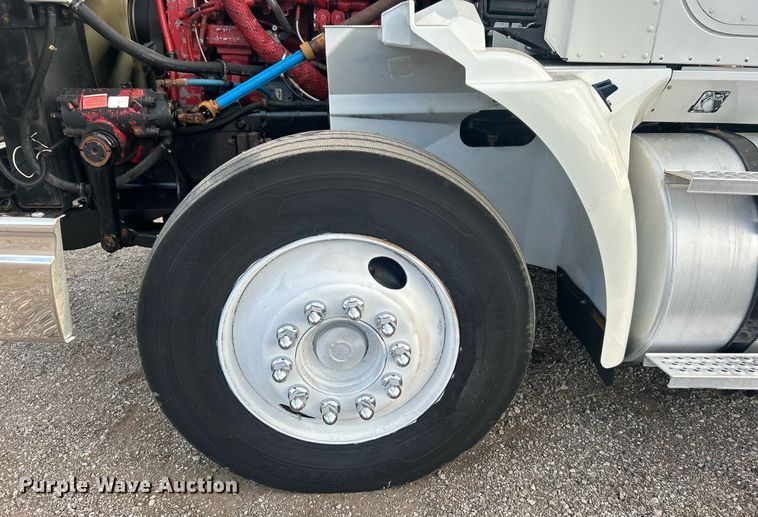 image for item EG1061 2006 International  9400i semi truck