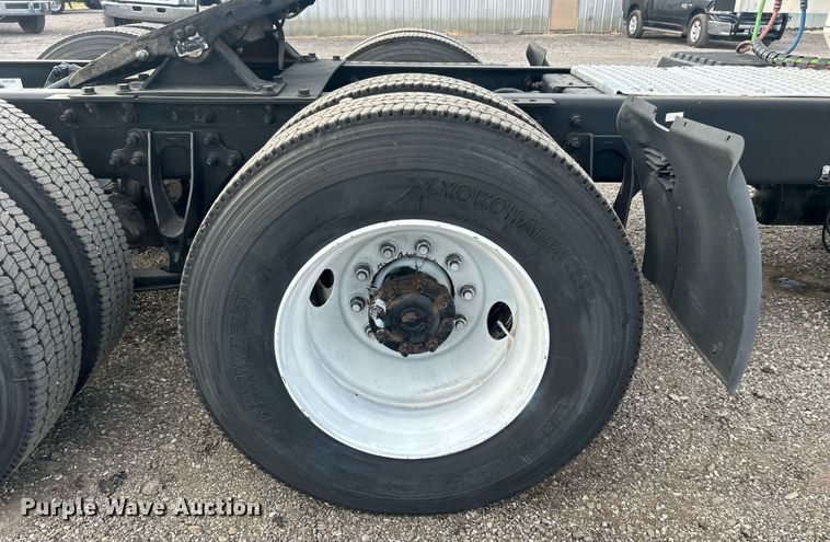 image for item EG1061 2006 International  9400i semi truck