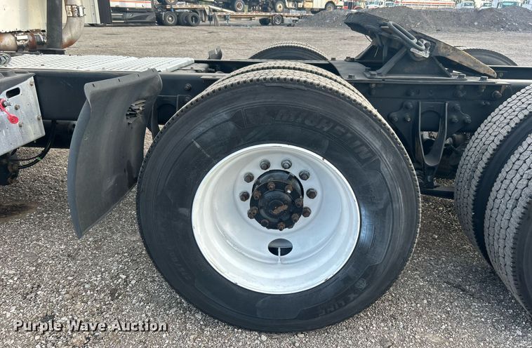 image for item EG1061 2006 International  9400i semi truck