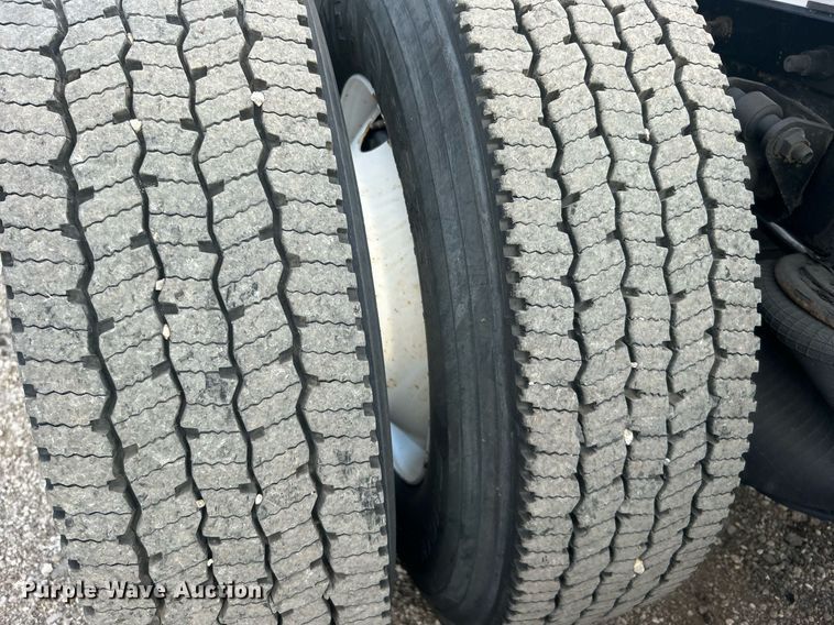 image for item EG1061 2006 International  9400i semi truck