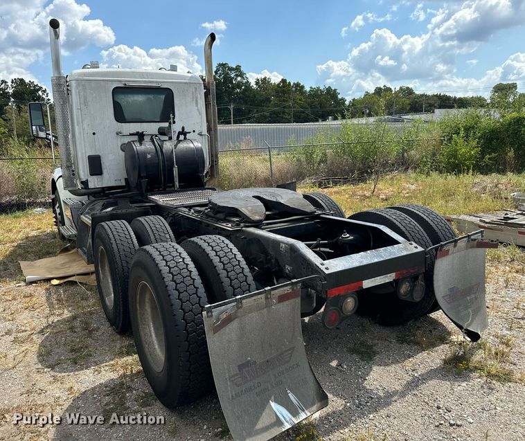 image for item EH4058 2015 Peterbilt 567 semi truck