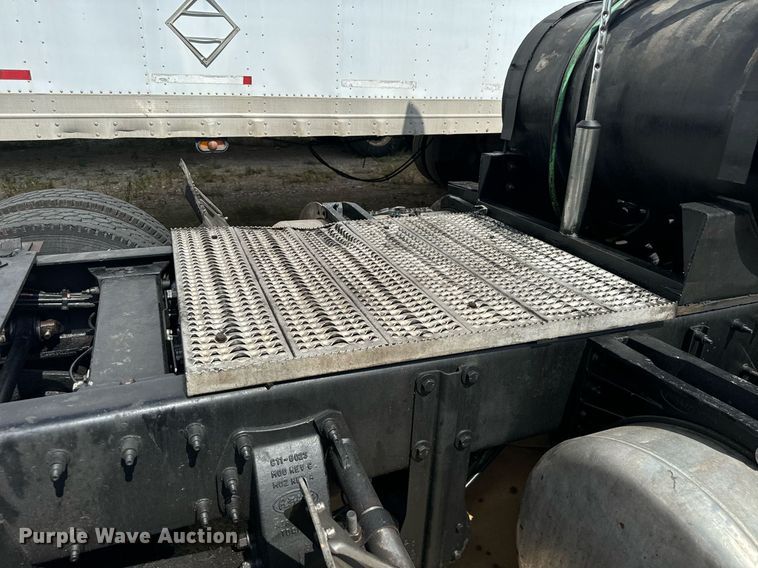 image for item EH4058 2015 Peterbilt 567 semi truck