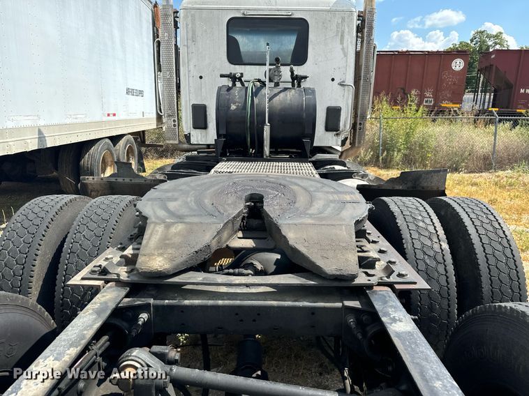 image for item EH4058 2015 Peterbilt 567 semi truck