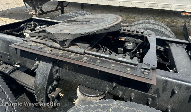 image for item EH4058 2015 Peterbilt 567 semi truck