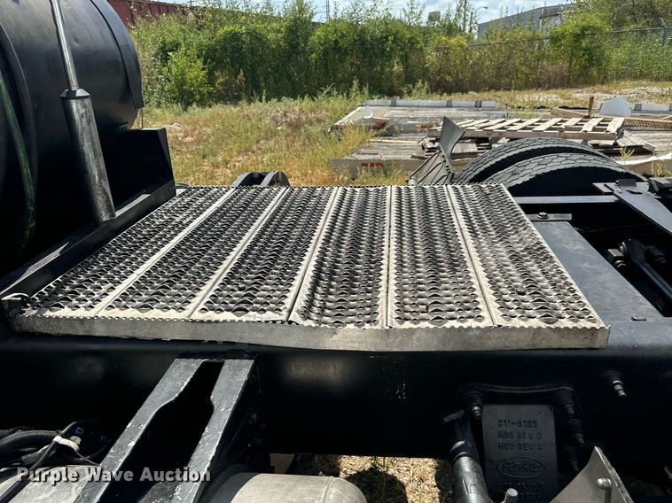 image for item EH4058 2015 Peterbilt 567 semi truck