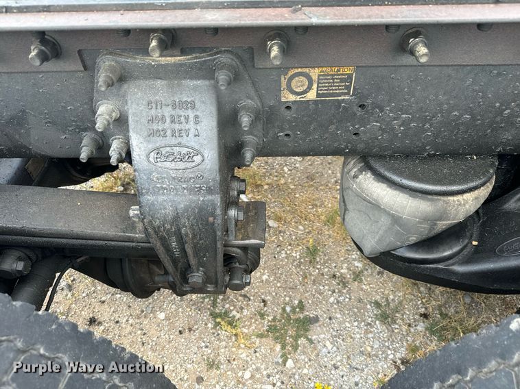 image for item EH4058 2015 Peterbilt 567 semi truck