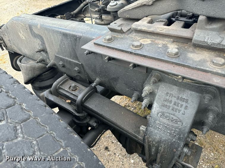 image for item EH4058 2015 Peterbilt 567 semi truck