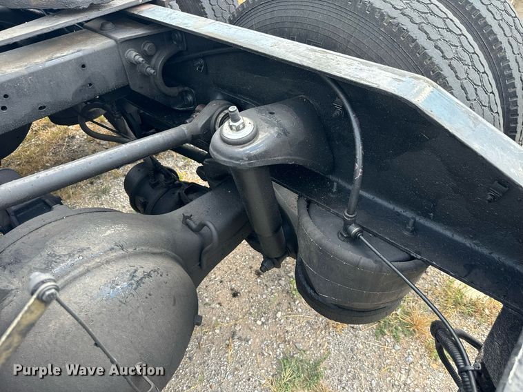 image for item EH4058 2015 Peterbilt 567 semi truck