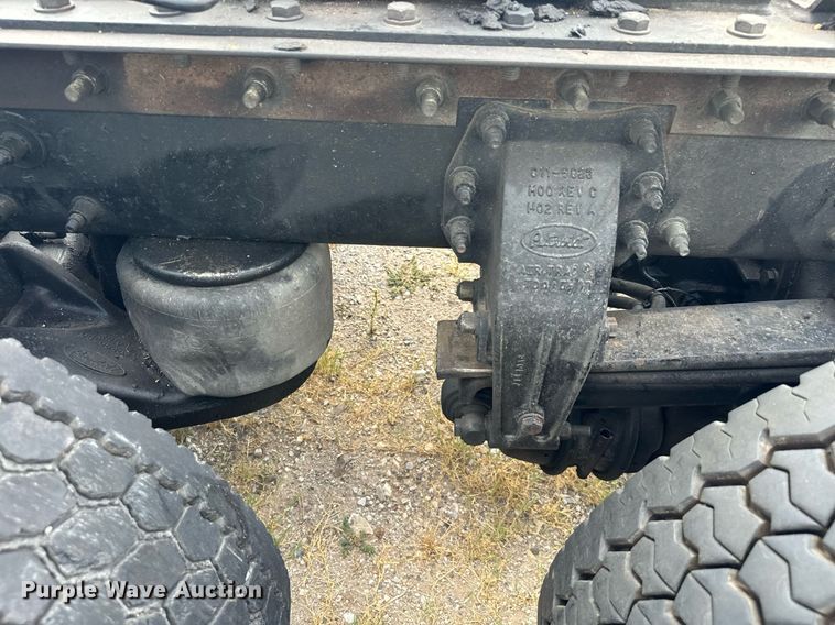 image for item EH4058 2015 Peterbilt 567 semi truck