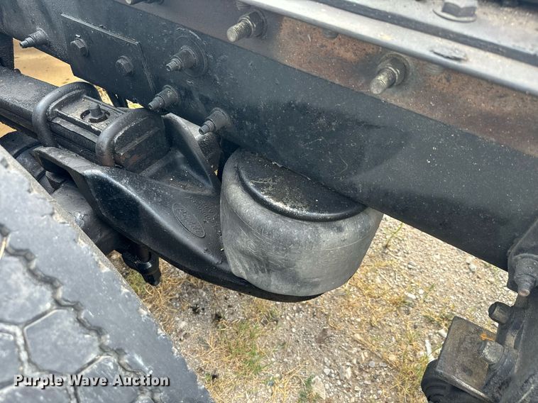 image for item EH4058 2015 Peterbilt 567 semi truck