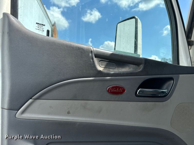 image for item EH4058 2015 Peterbilt 567 semi truck