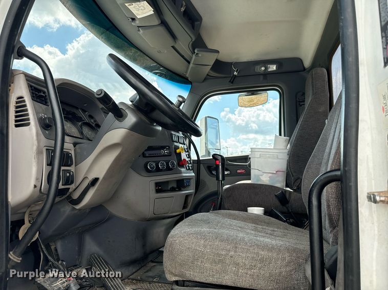 image for item EH4058 2015 Peterbilt 567 semi truck