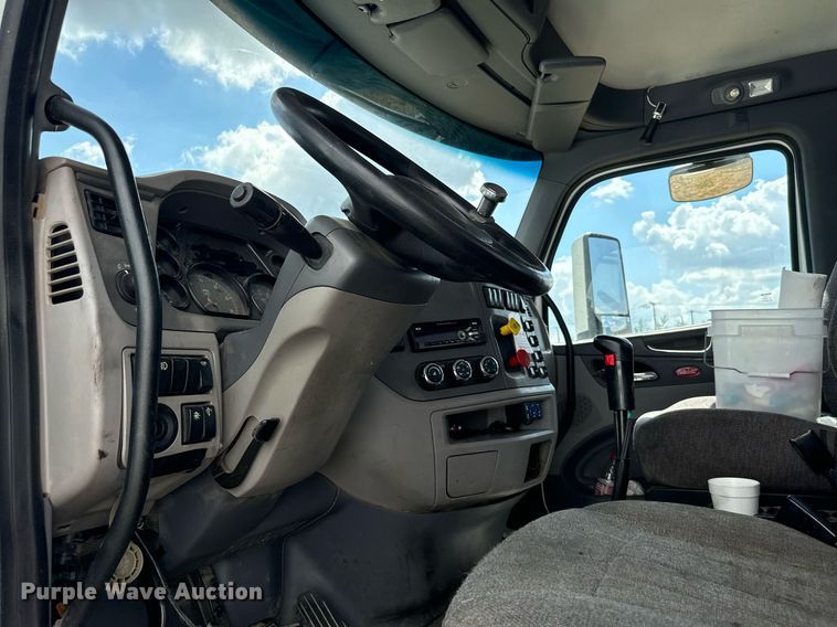 image for item EH4058 2015 Peterbilt 567 semi truck