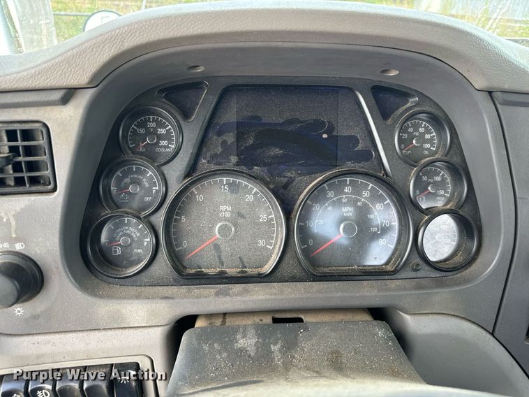 image for item EH4058 2015 Peterbilt 567 semi truck