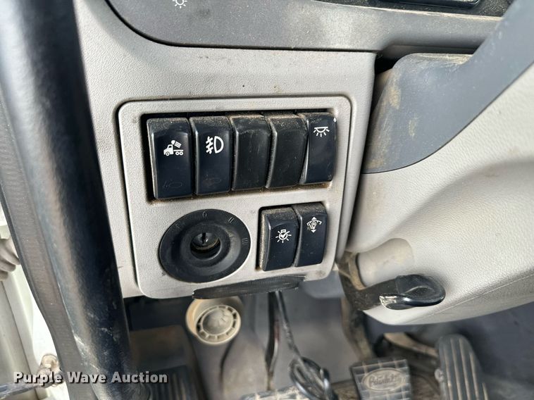 image for item EH4058 2015 Peterbilt 567 semi truck