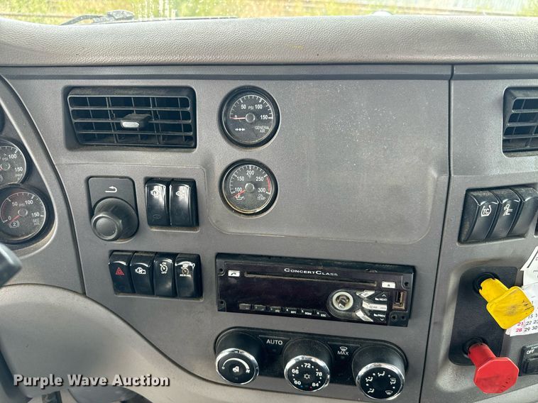 image for item EH4058 2015 Peterbilt 567 semi truck