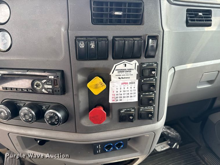 image for item EH4058 2015 Peterbilt 567 semi truck