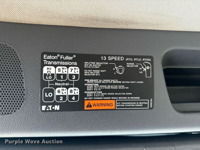 image for item EH4058 2015 Peterbilt 567 semi truck