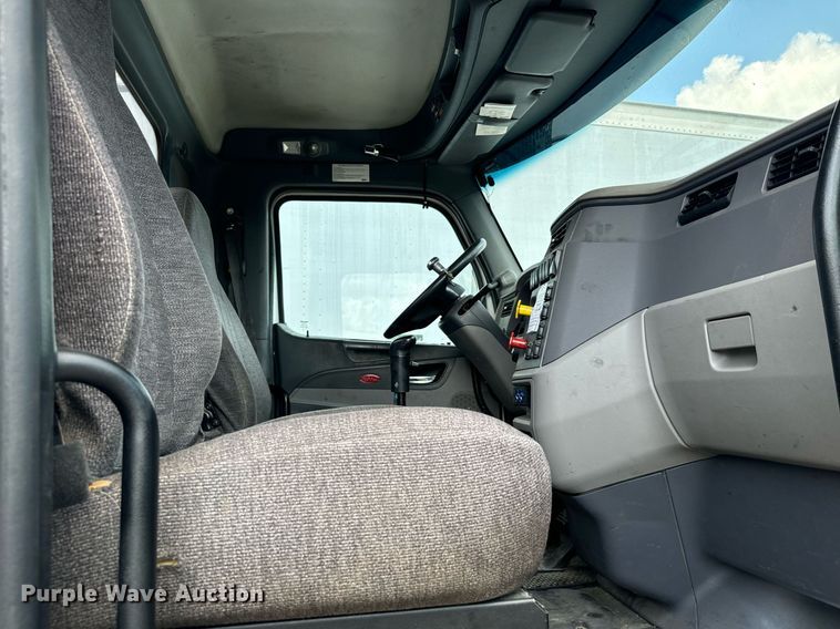 image for item EH4058 2015 Peterbilt 567 semi truck