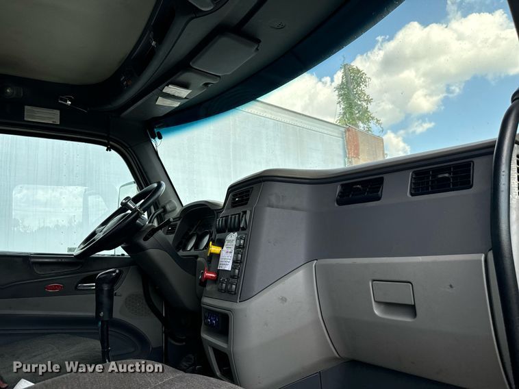 image for item EH4058 2015 Peterbilt 567 semi truck