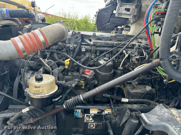 image for item EH4058 2015 Peterbilt 567 semi truck