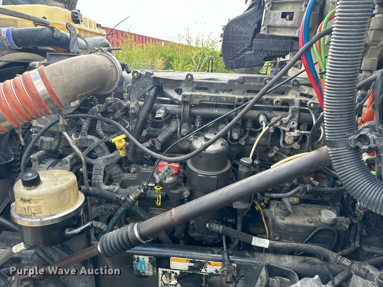 image for item EH4058 2015 Peterbilt 567 semi truck