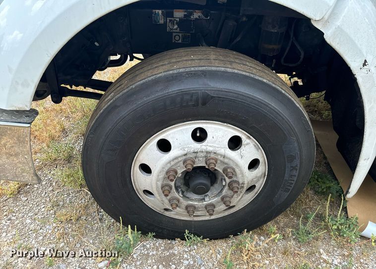 image for item EH4058 2015 Peterbilt 567 semi truck