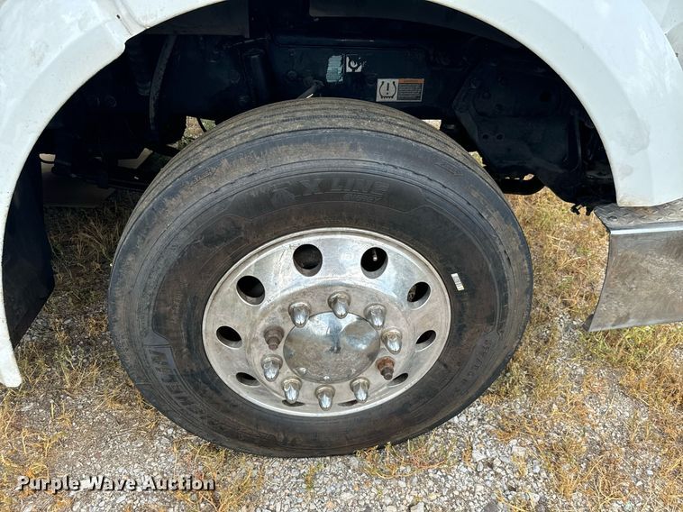 image for item EH4058 2015 Peterbilt 567 semi truck