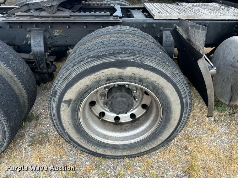 image for item EH4058 2015 Peterbilt 567 semi truck