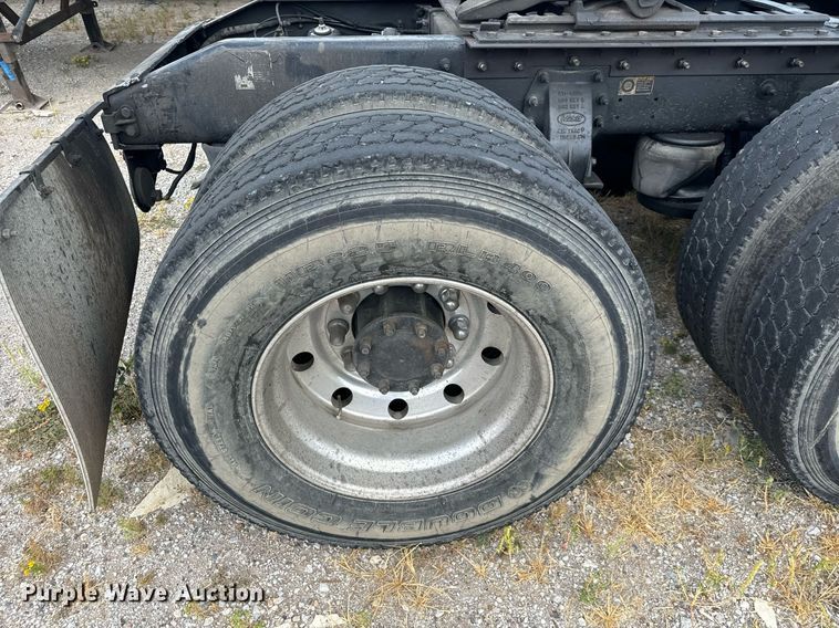 image for item EH4058 2015 Peterbilt 567 semi truck