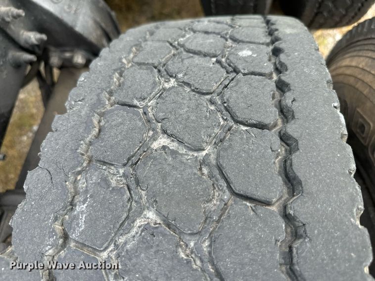 image for item EH4058 2015 Peterbilt 567 semi truck