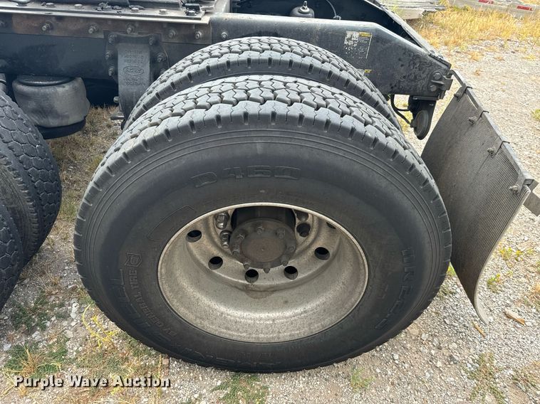 image for item EH4058 2015 Peterbilt 567 semi truck