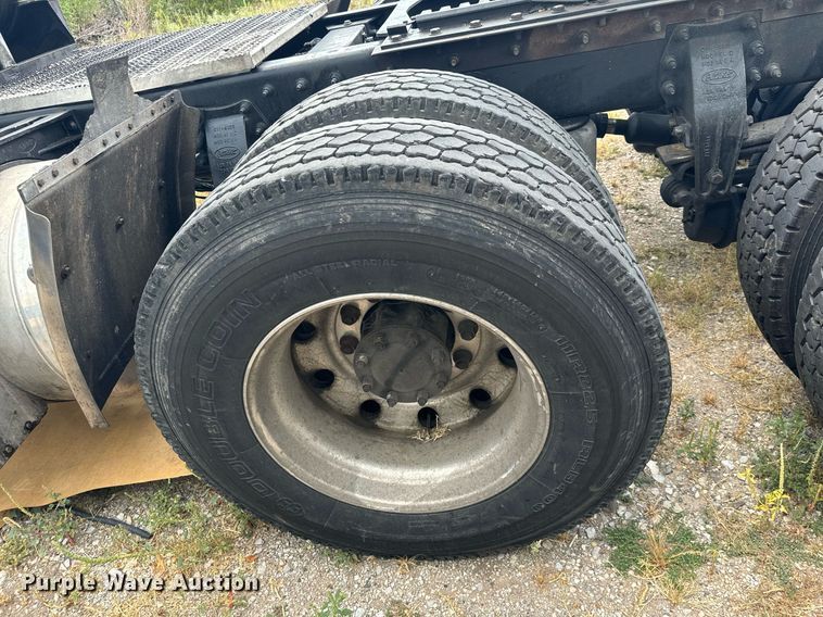 image for item EH4058 2015 Peterbilt 567 semi truck