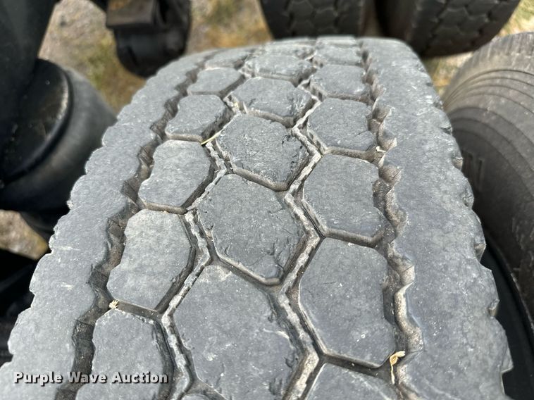 image for item EH4058 2015 Peterbilt 567 semi truck