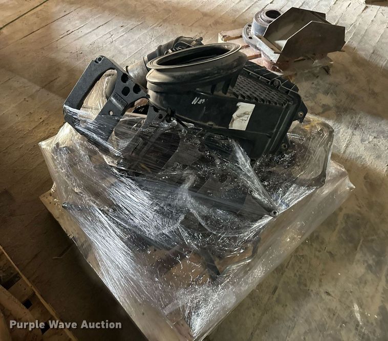 image for item EH4058 2015 Peterbilt 567 semi truck