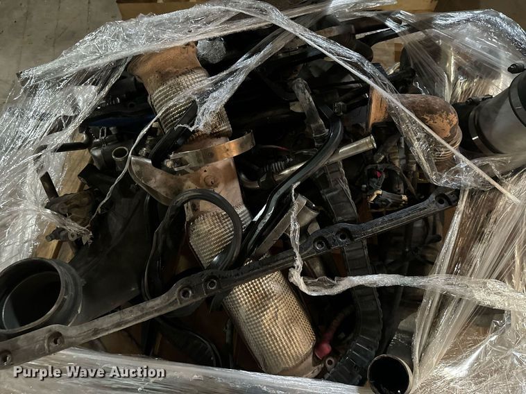 image for item EH4058 2015 Peterbilt 567 semi truck