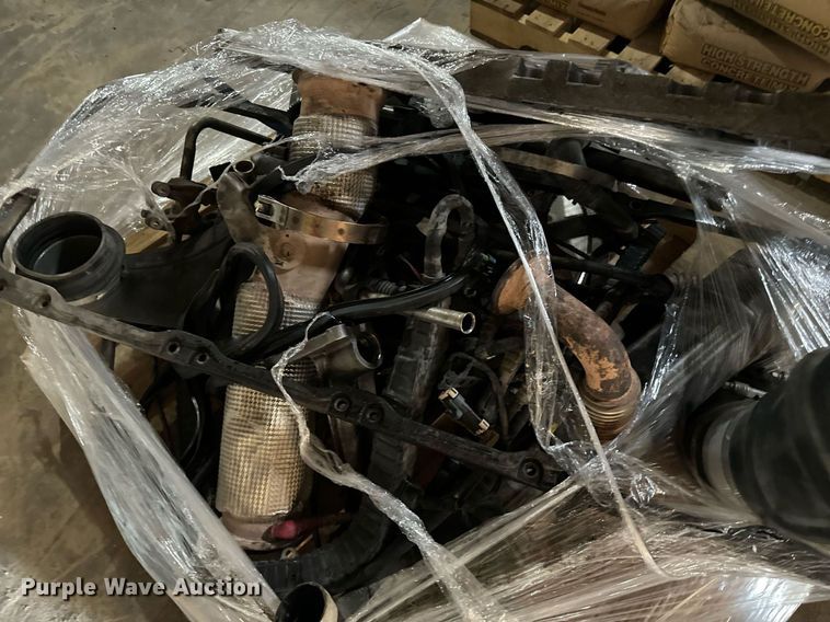 image for item EH4058 2015 Peterbilt 567 semi truck