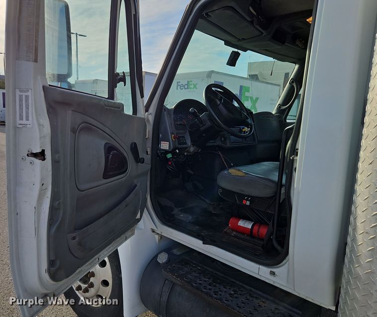 image for item EI8393 2007 International  4300  box truck